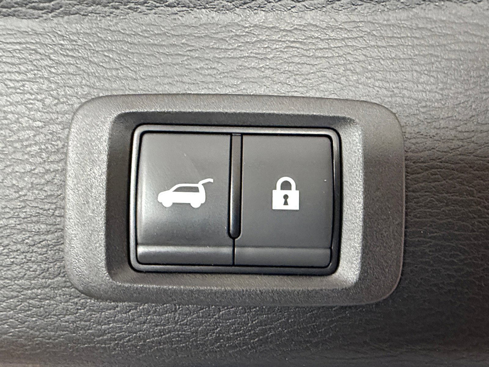 Used 2023 Mitsubishi Outlander SE Black Edition image 34