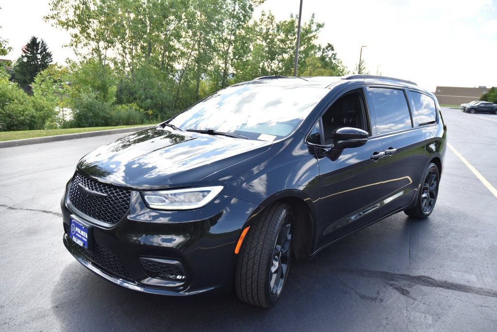 Used 2021 Chrysler Pacifica Touring-L w/ Uconnect Theater Family Group FWD image 11
