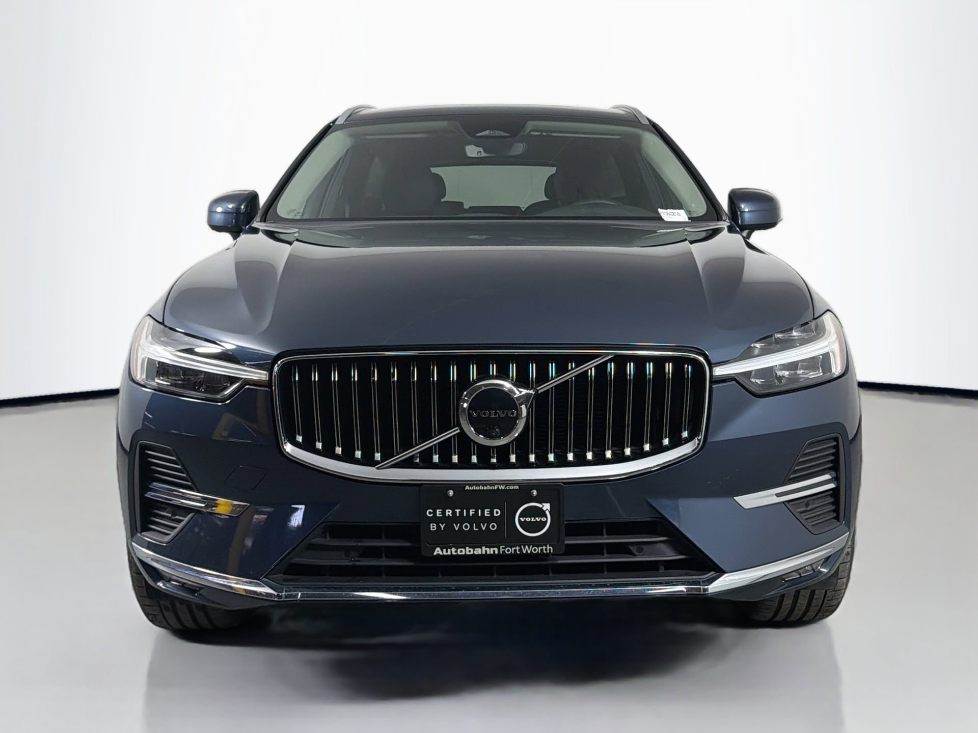Certified 2023 Volvo XC60 B5 Plus AWD/4WD image 2