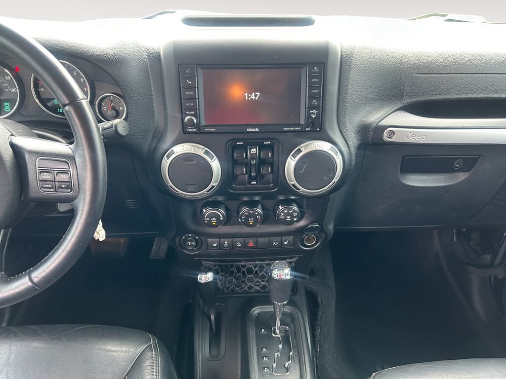 Used 2017 Jeep Wrangler Unlimited Sahara w/ Connectivity Group AWD/4WD image 11