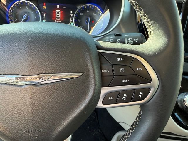 Used 2022 Chrysler Pacifica Touring-L image 13