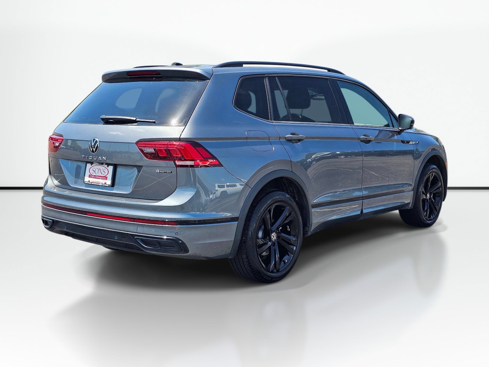 Used 2024 Volkswagen Tiguan SE R-Line AWD/4WD image 8