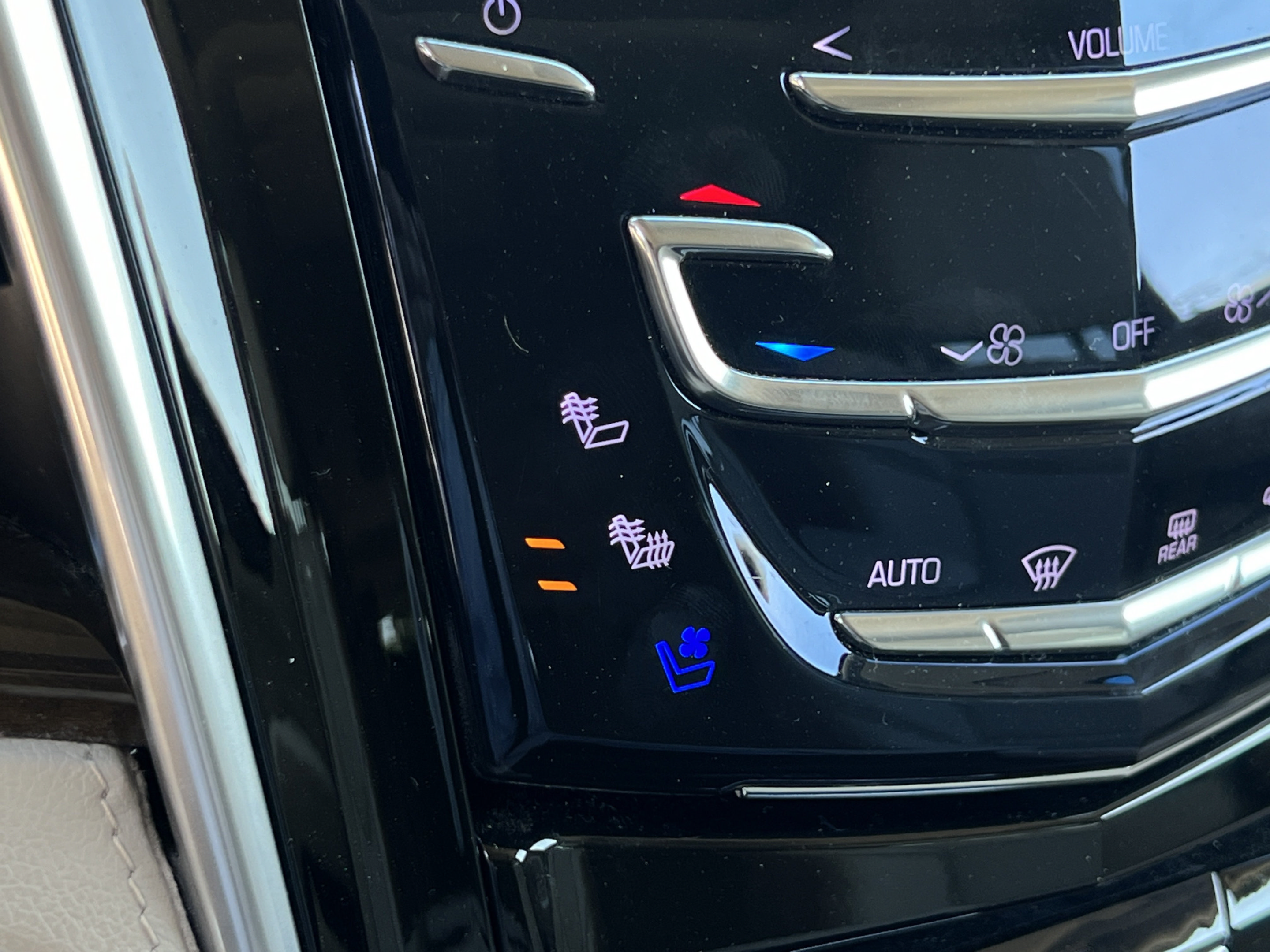Used 2019 Cadillac Escalade ESV Luxury AWD/4WD image 19