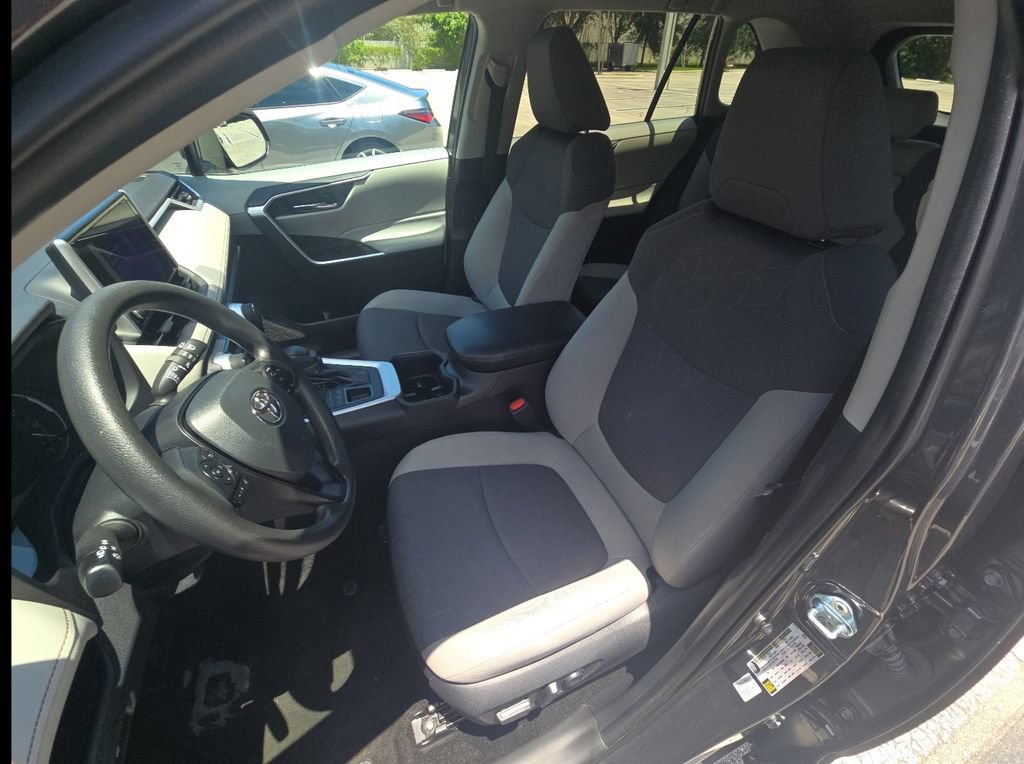 Used 2024 Toyota RAV4 XLE AWD/4WD image 27