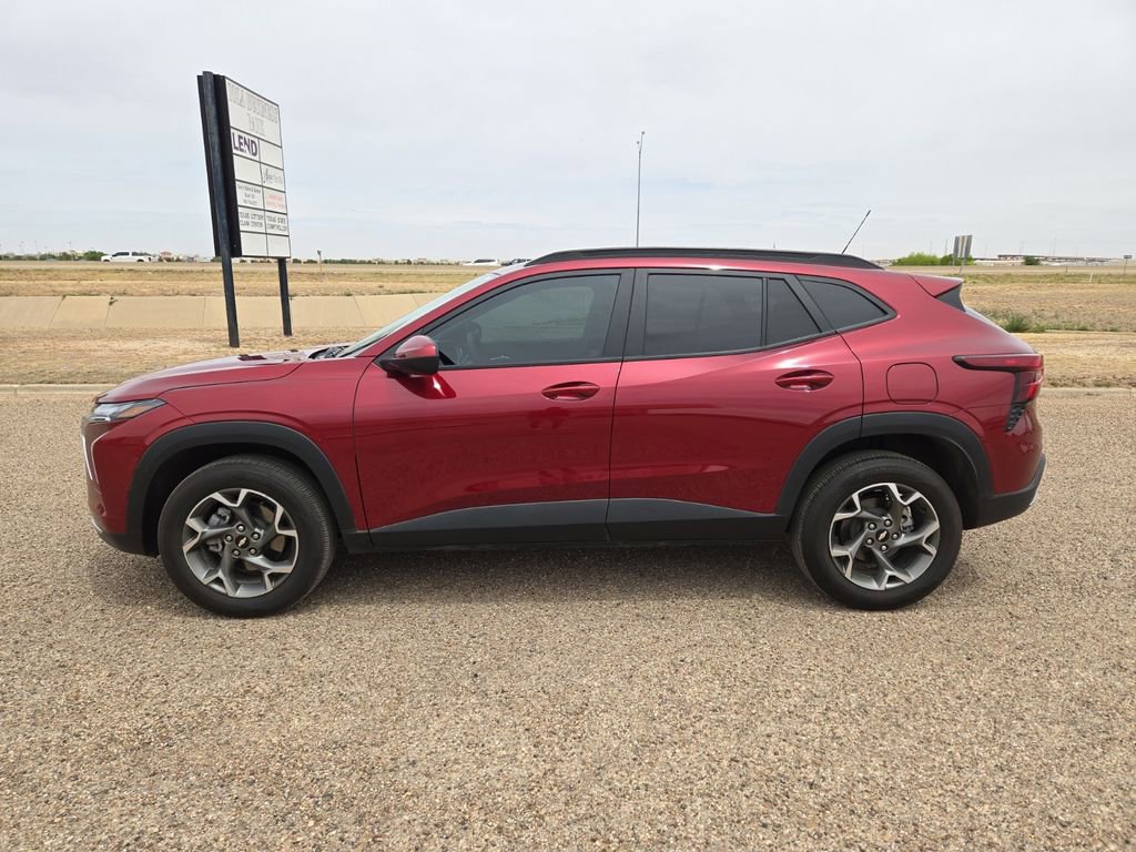 Used 2025 Chevrolet Trax LT FWD image 2