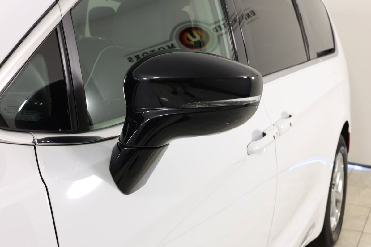 Used 2024 Chrysler Pacifica Limited FWD image 50