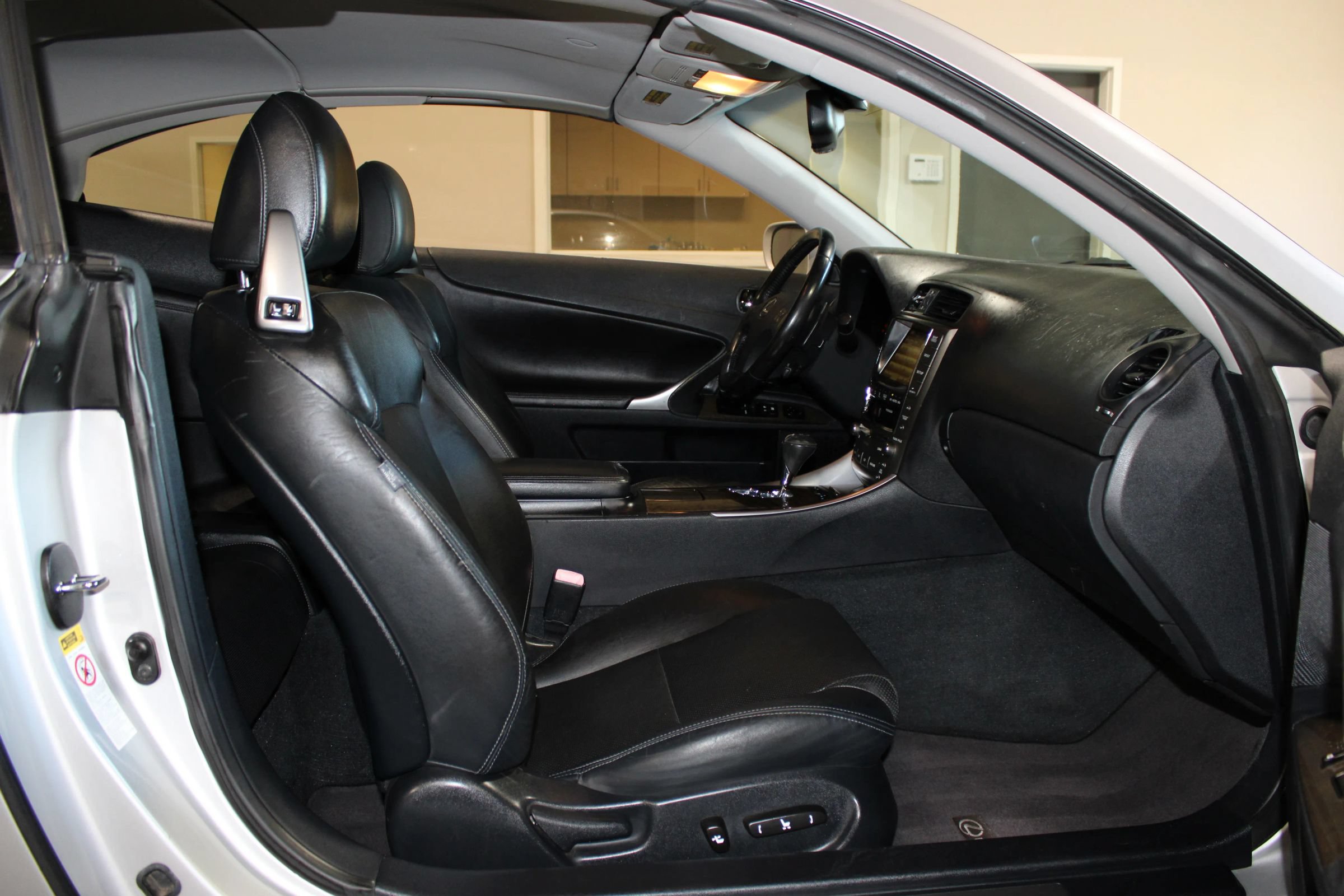 Used 2010 Lexus IS 350C w/ Luxury Pkg RWD image 27