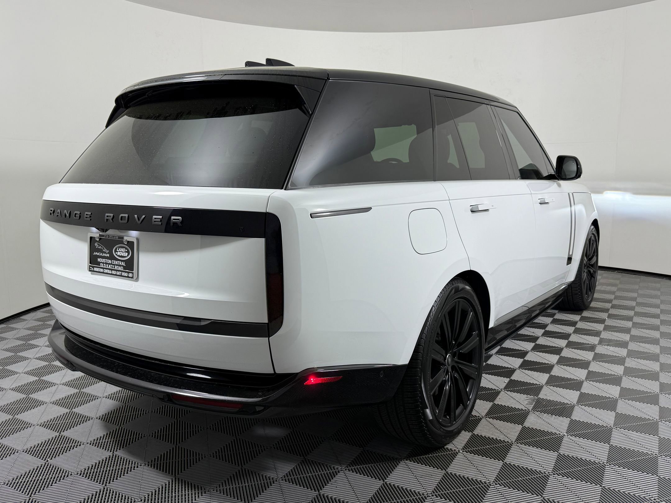 Used 2025 Land Rover Range Rover SE image 9