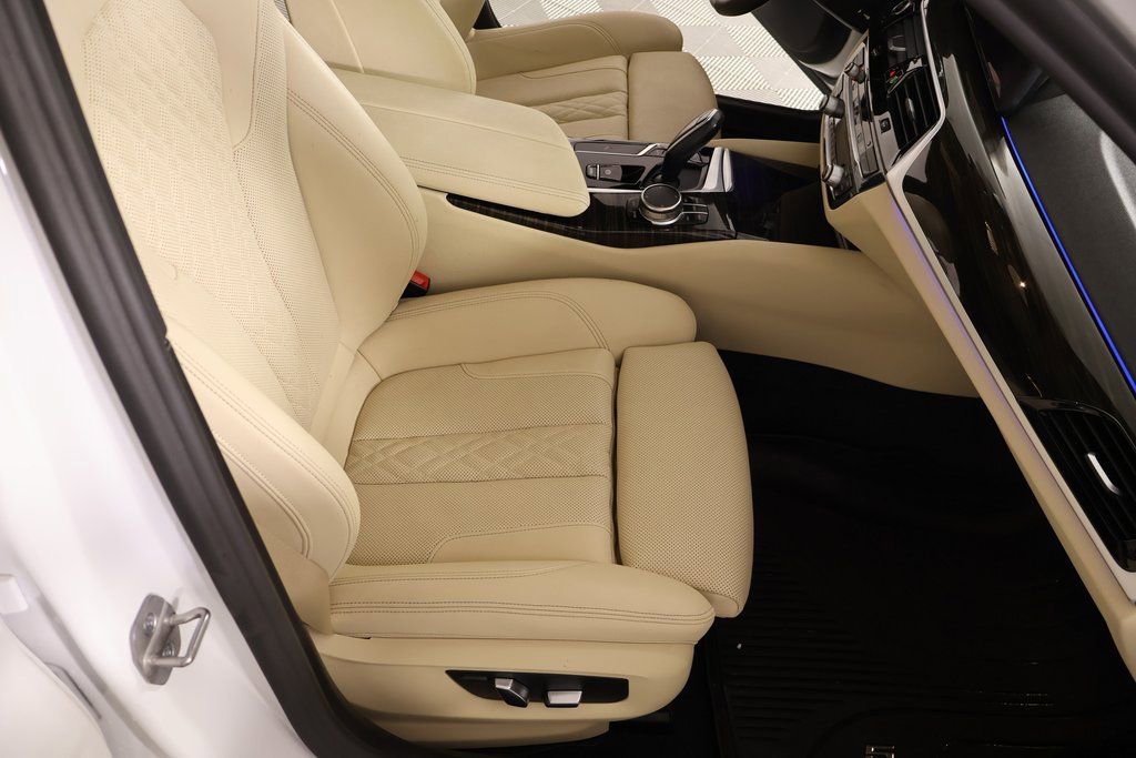 Used 2023 BMW 530i xDrive w/ Convenience Package image 15