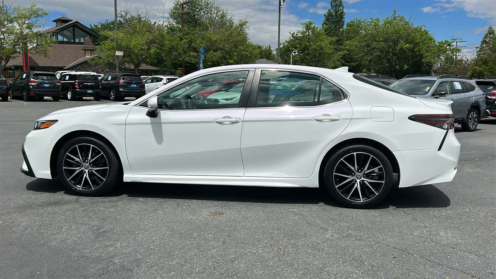 Used 2022 Toyota Camry SE FWD image 8