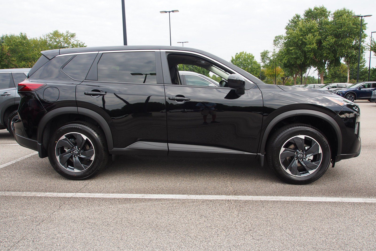 Used 2026 Nissan Rogue SV AWD/4WD image 8