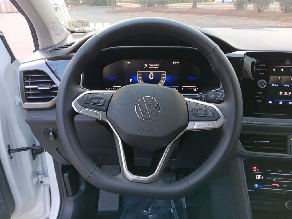Used 2025 Volkswagen Taos SE image 15