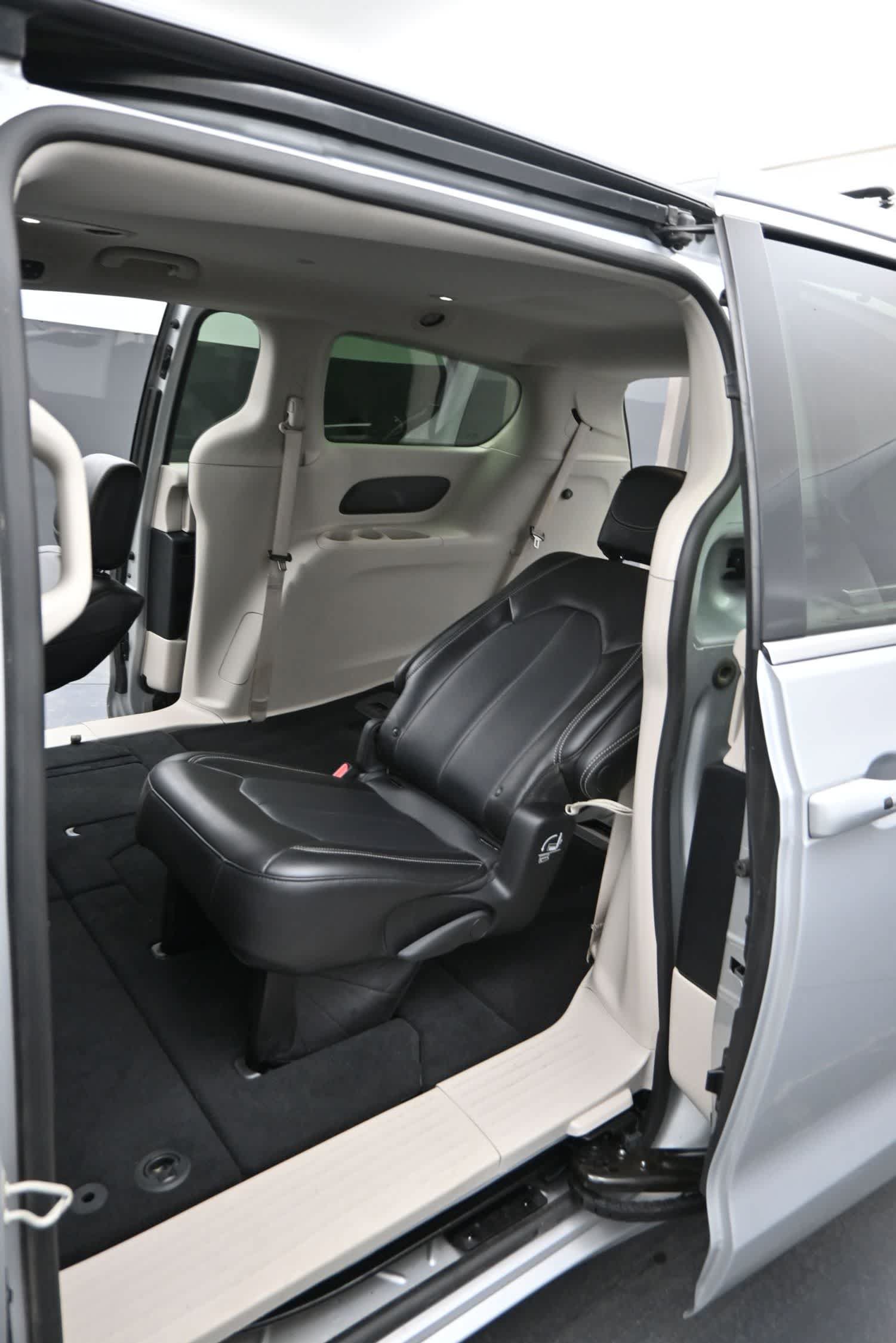 Used 2024 Chrysler Pacifica Touring-L FWD image 18