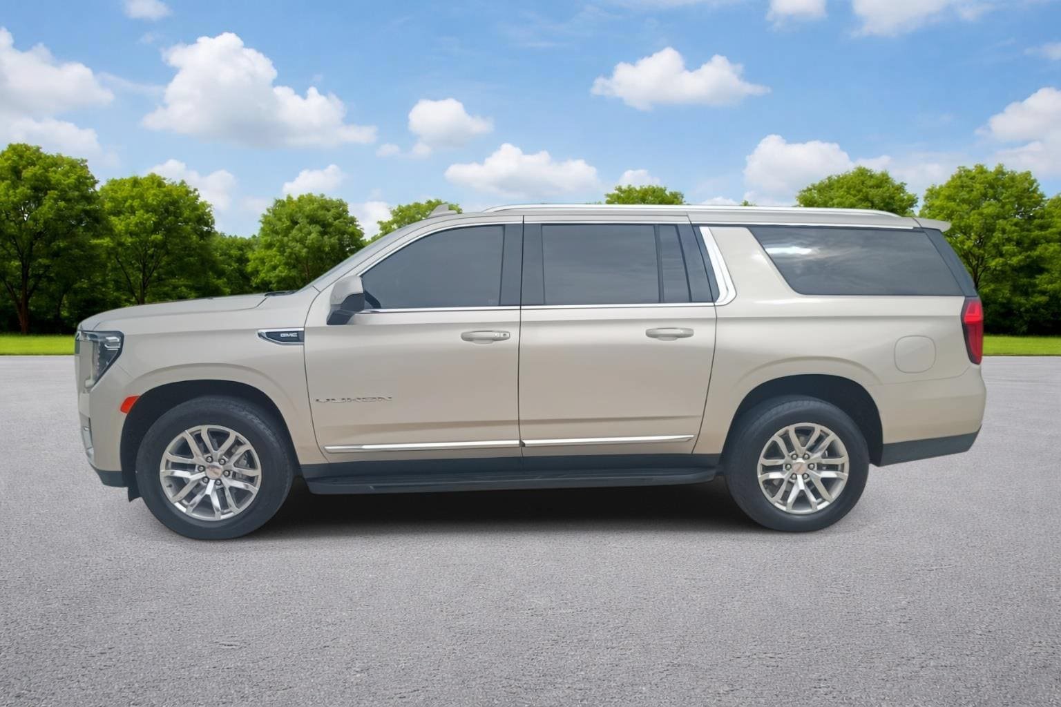 Used 2023 GMC Yukon XL SLT w/ LPO, Floor Liner Package RWD image 4