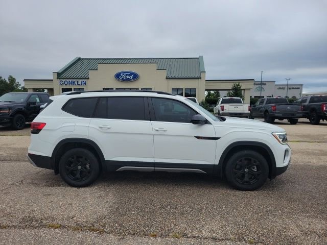 Used 2024 Volkswagen Atlas Peak Edition SE image 21