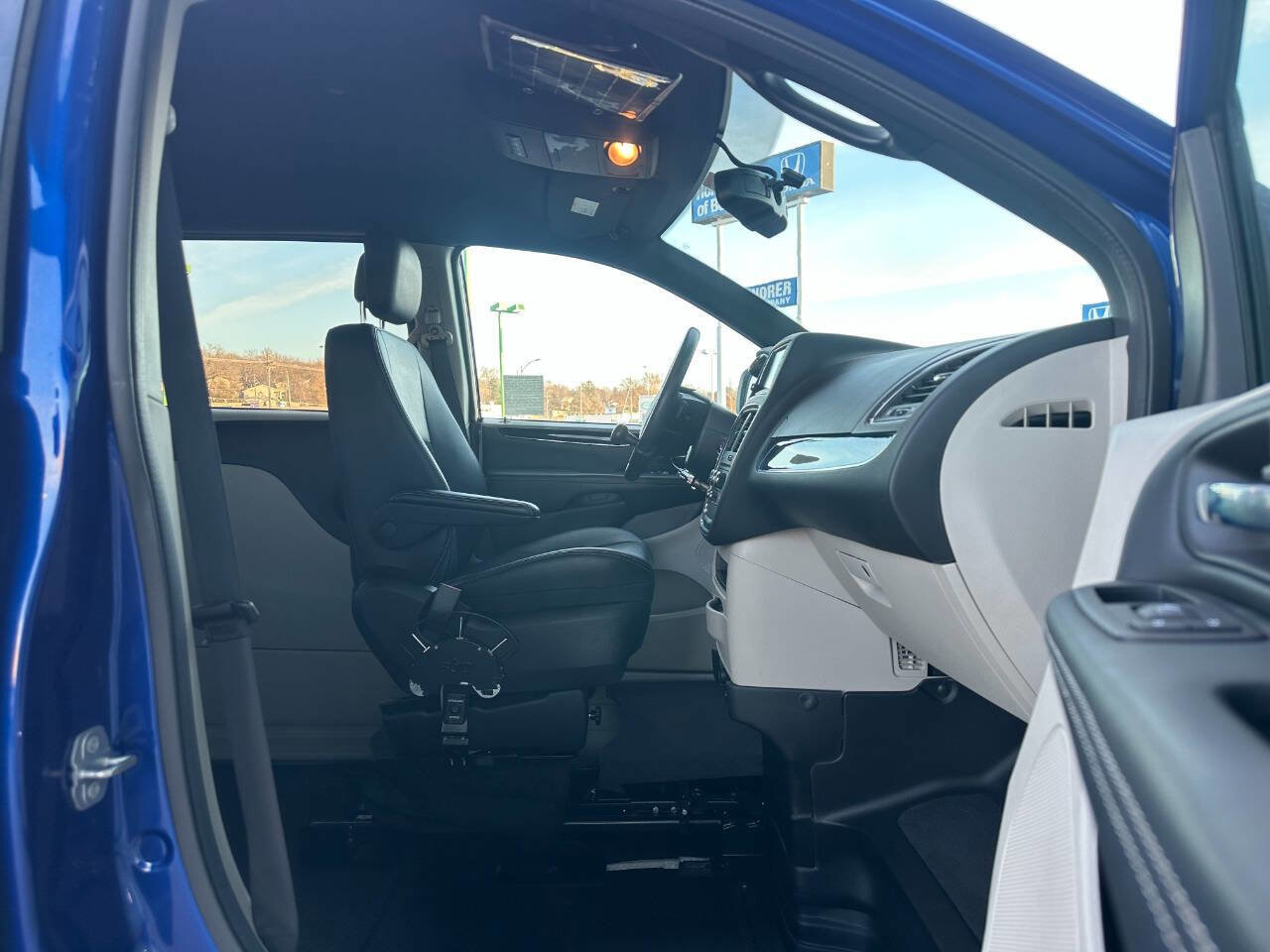 Used 2018 Dodge Grand Caravan SXT image 21