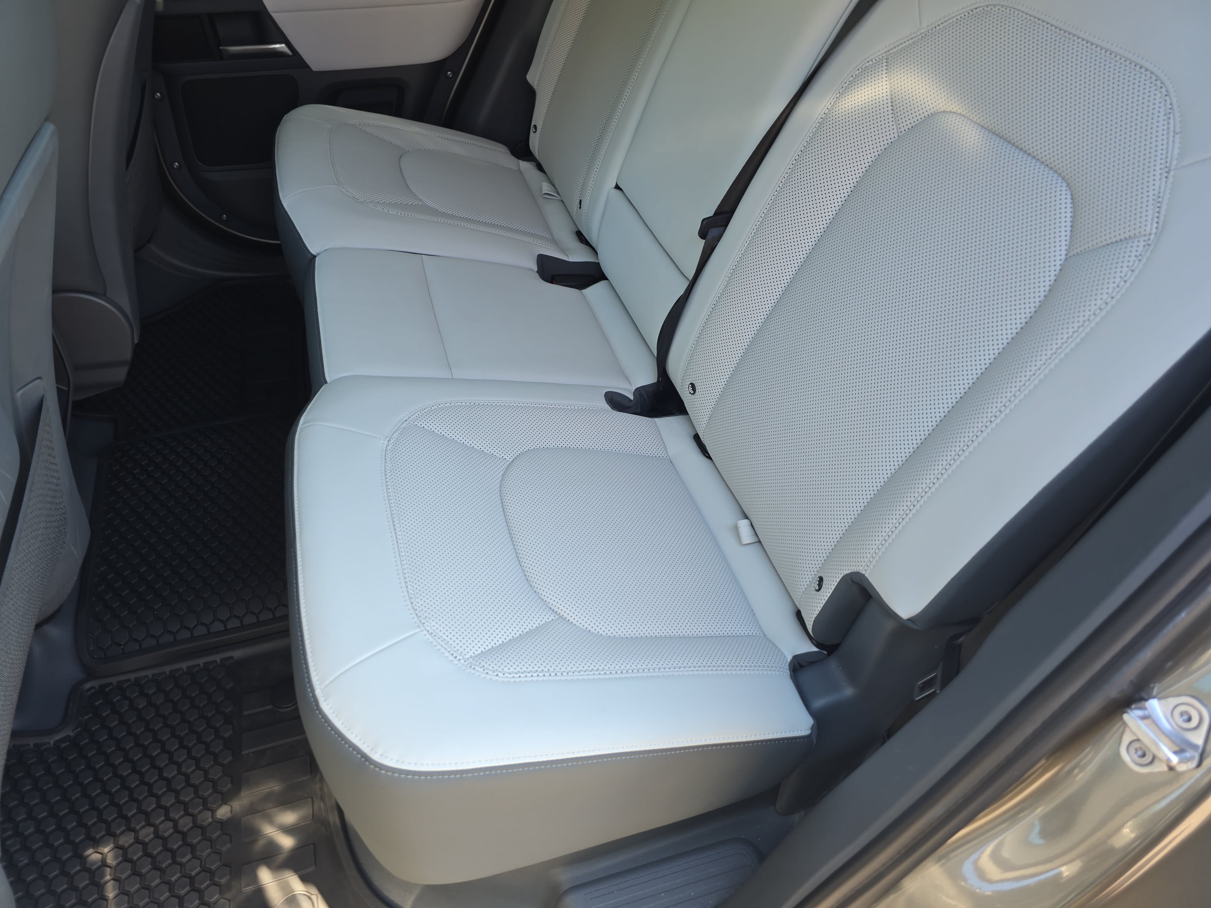 Certified 2025 Land Rover Defender 110 X-Dynamic SE AWD/4WD image 13