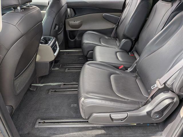 Used 2025 Kia Carnival image 17