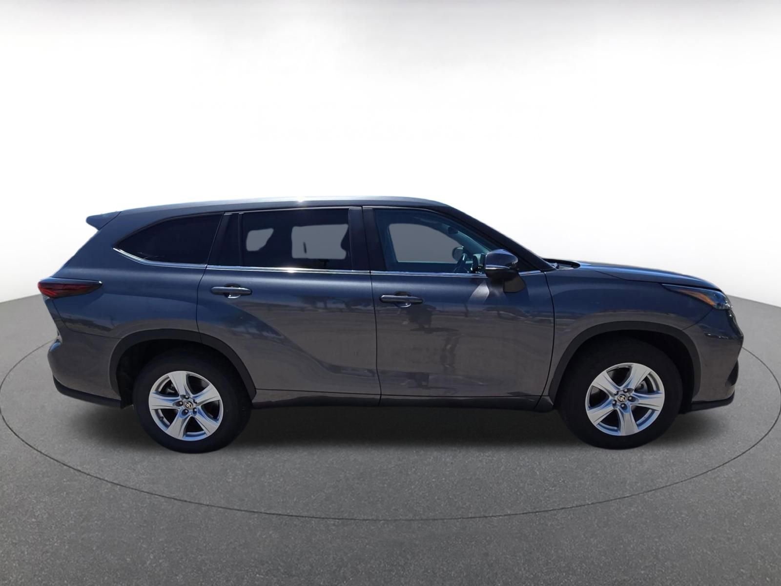 Used 2025 Toyota Highlander LE FWD image 9