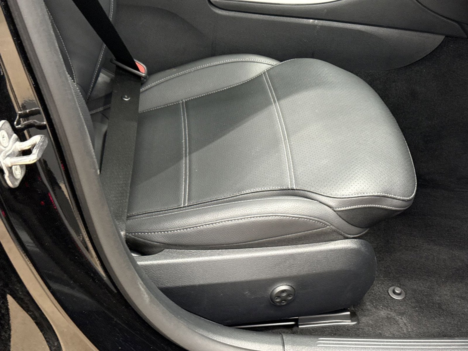 Used 2025 Mercedes-Benz C 300 4MATIC Sedan image 32