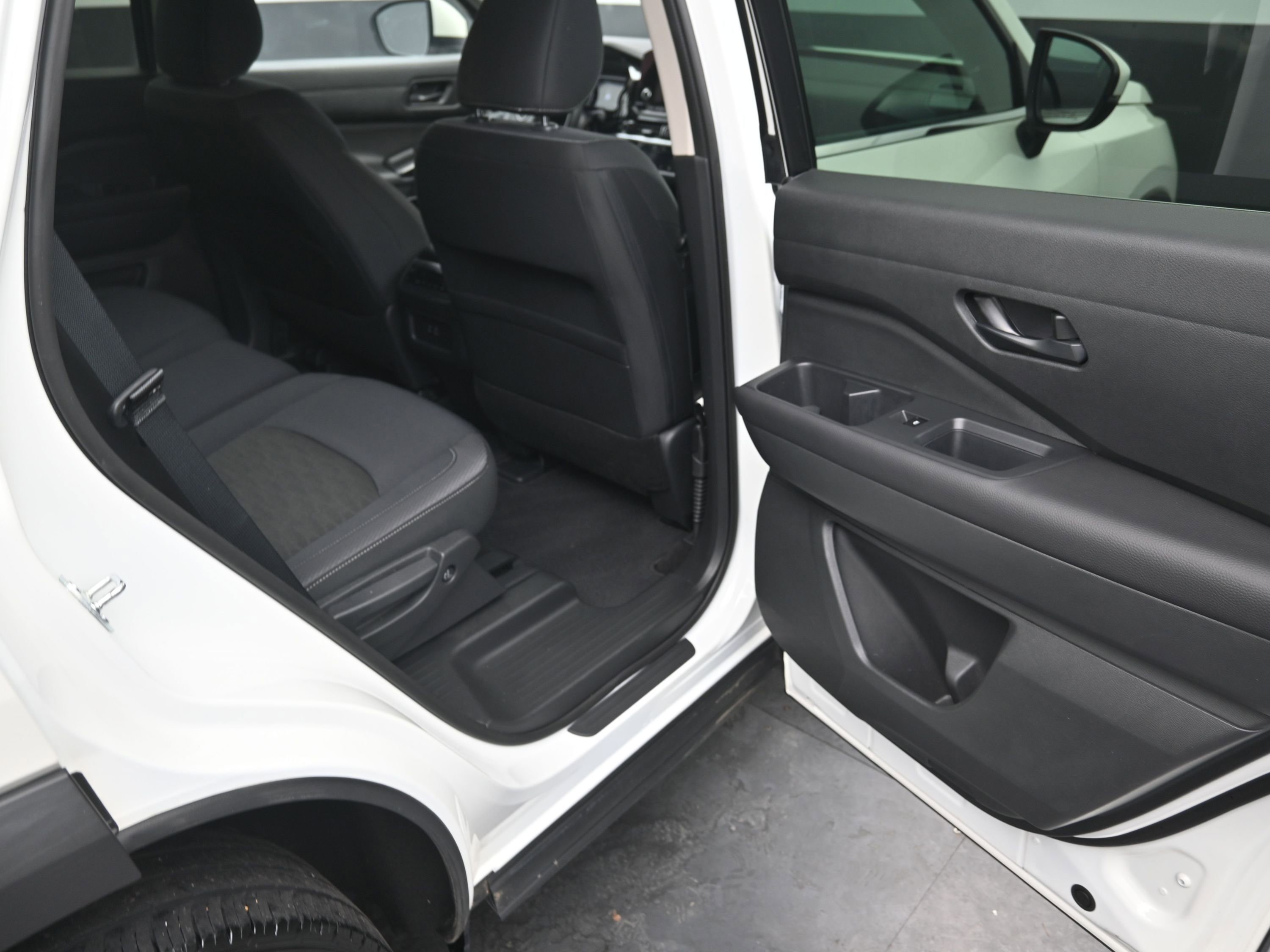 Used 2024 Nissan Pathfinder SV image 12