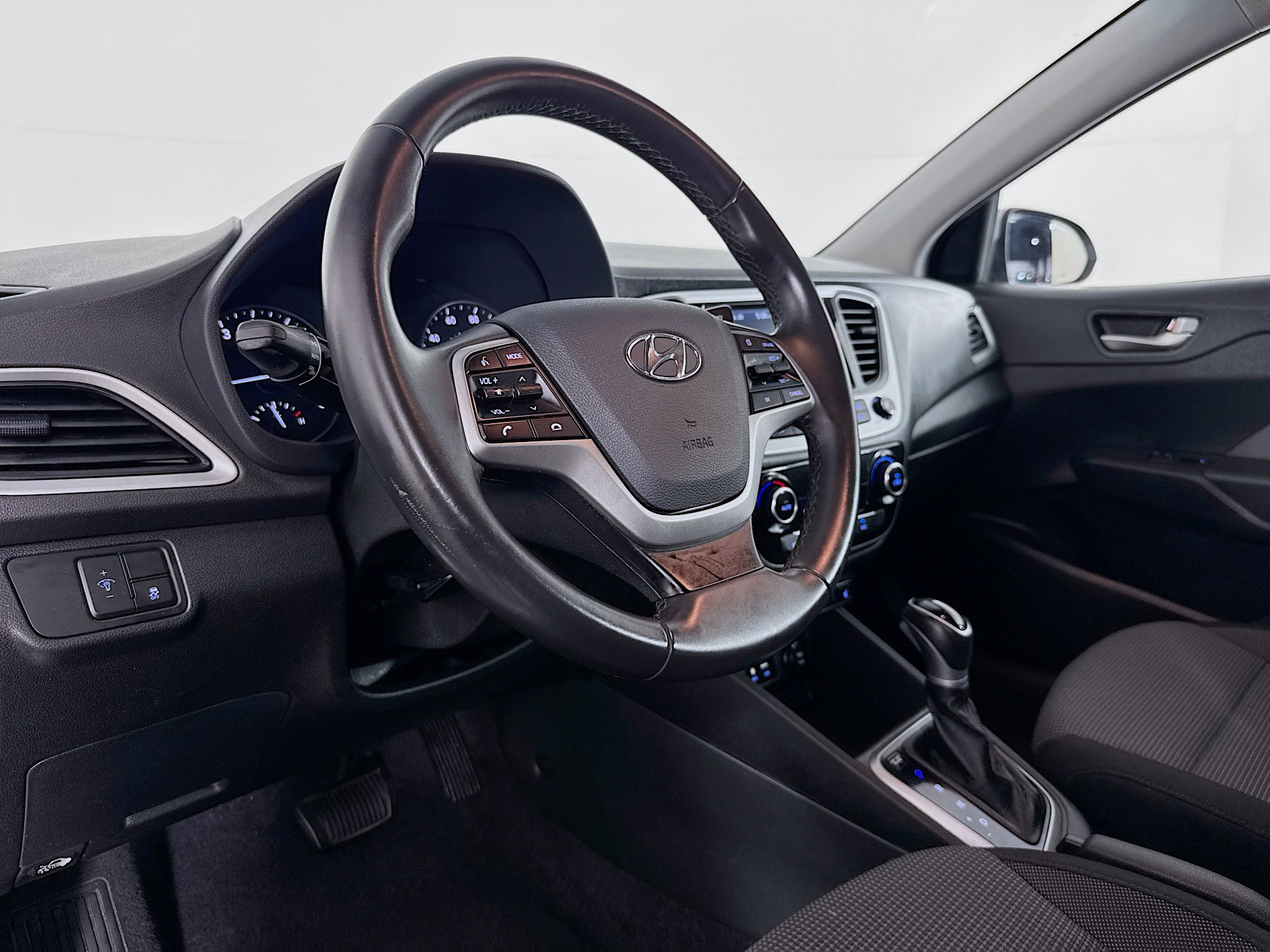 Used 2021 Hyundai Accent Limited image 22