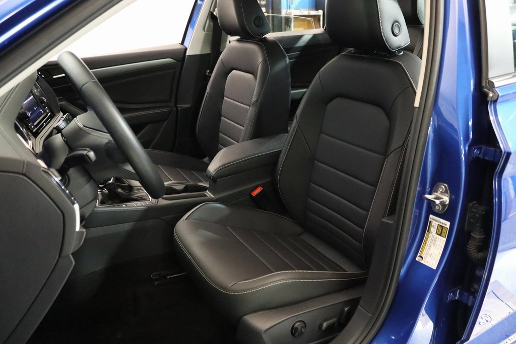 Used 2024 Volkswagen Jetta SE w/ Panoramic Sunroof Package image 9