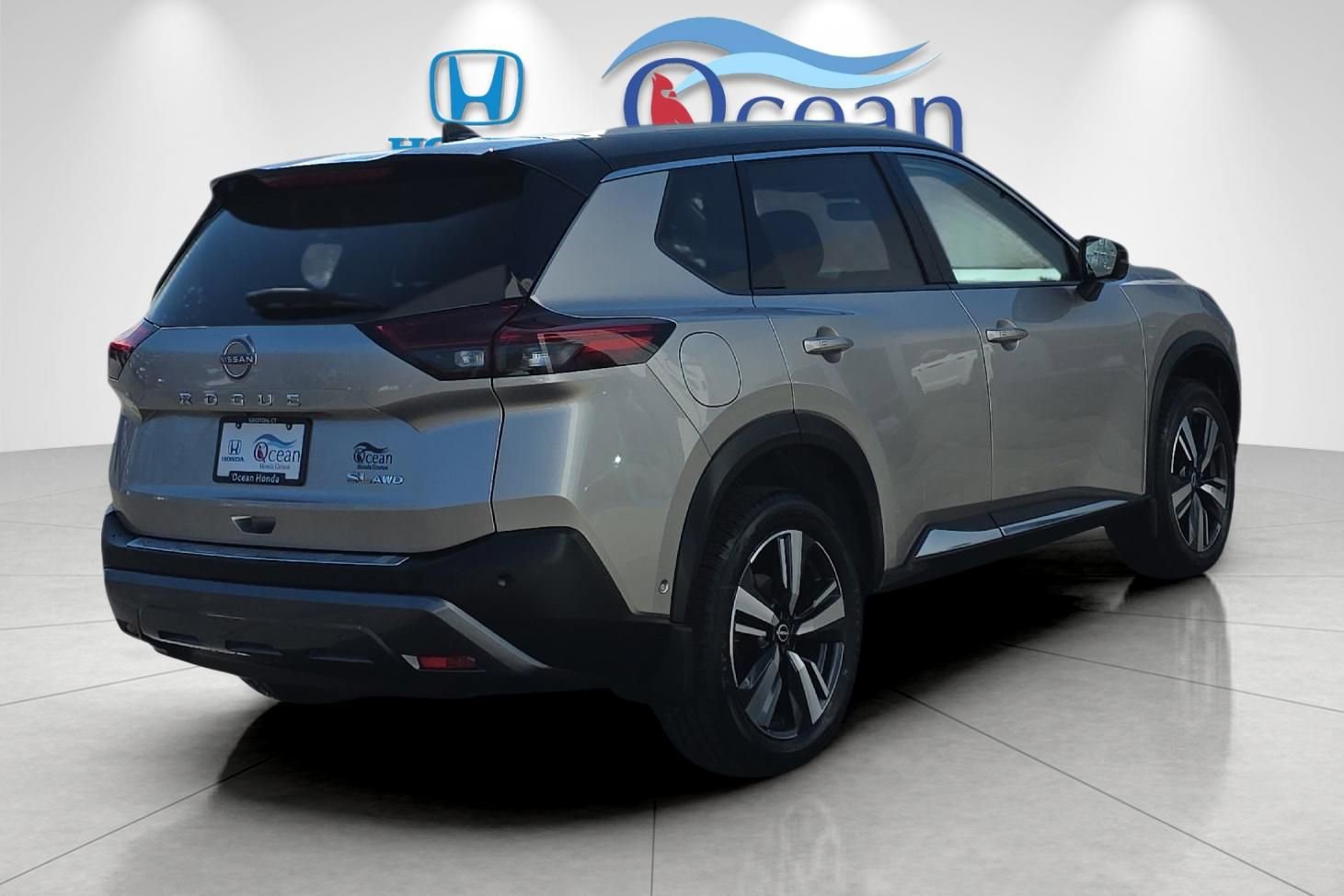 Used 2023 Nissan Rogue SL w/ SL Premium Package image 3