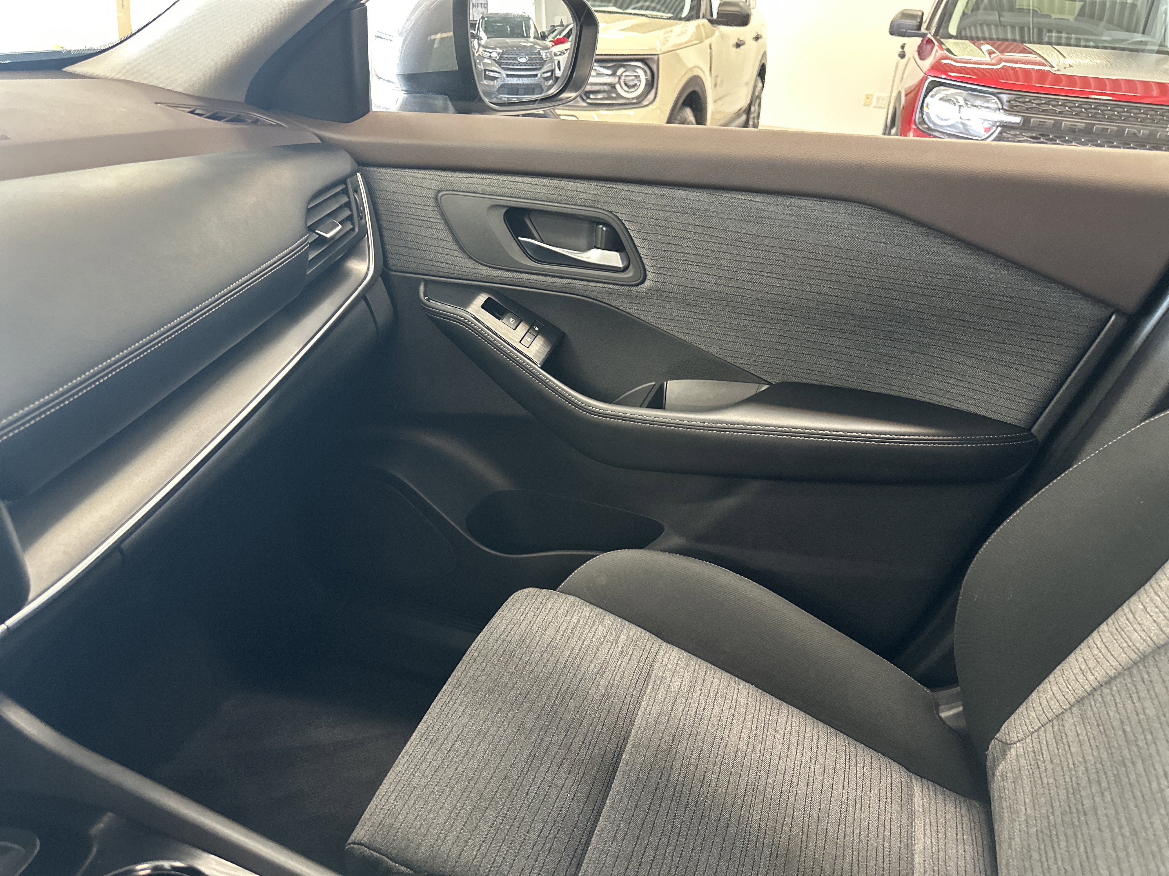 Used 2023 Nissan Rogue SV image 23