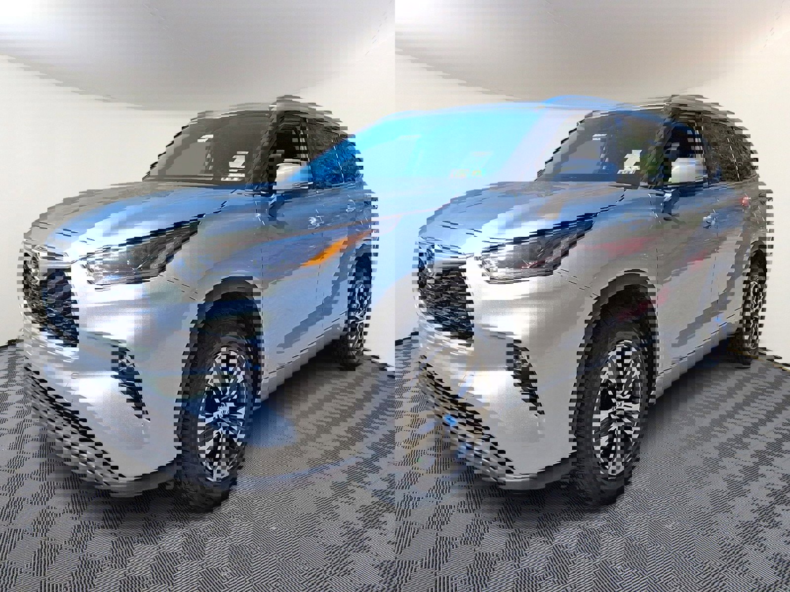 Used 2021 Toyota Highlander XLE image 3