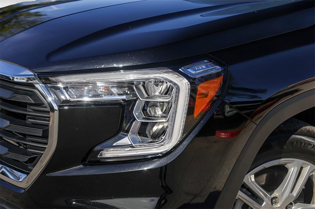 Used 2023 GMC Terrain SLE w/ Driver Convenience Package image 3