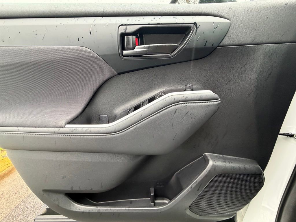 Used 2024 Toyota Highlander LE image 30