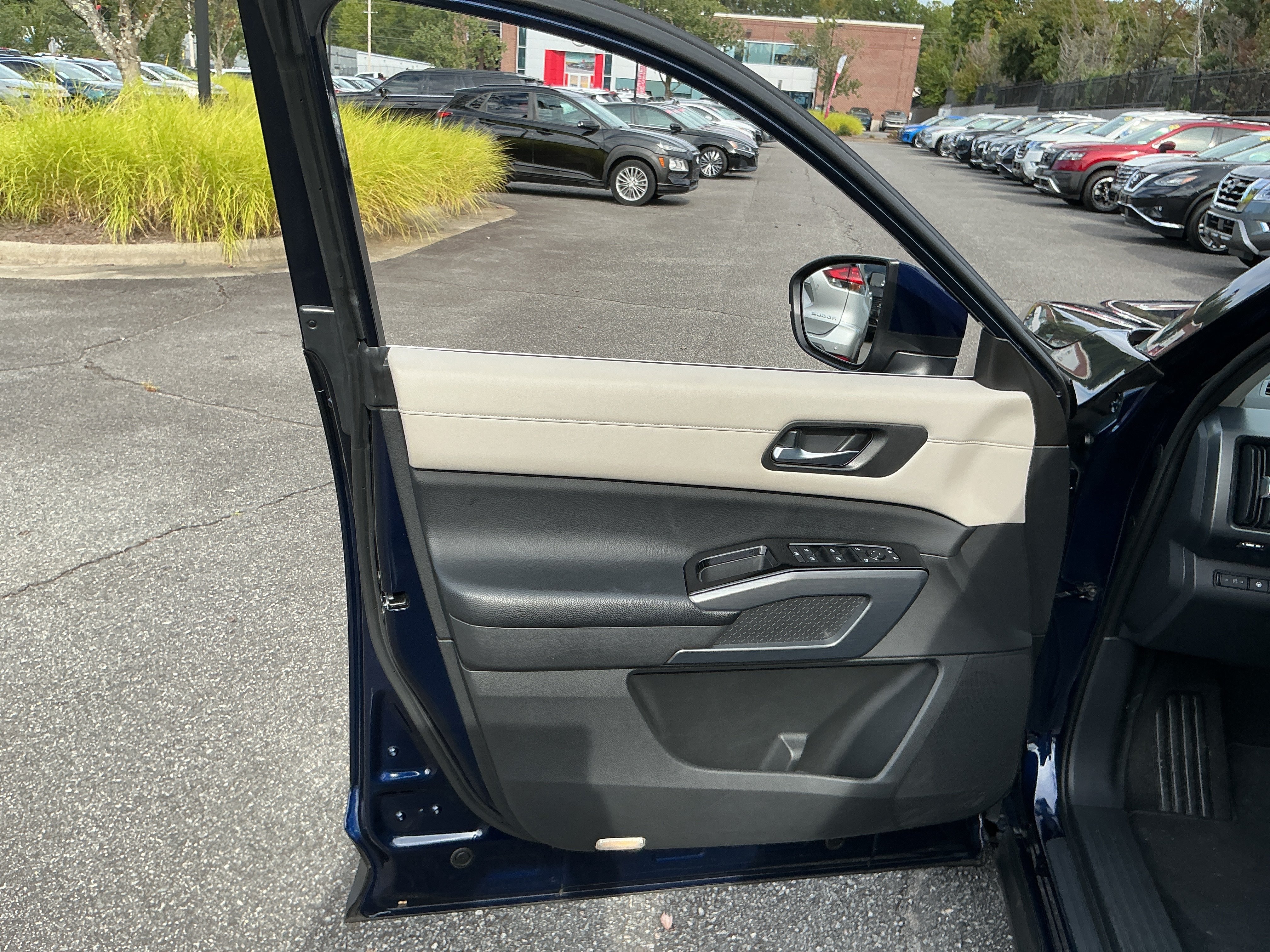 Certified 2022 Nissan Pathfinder SL FWD image 11
