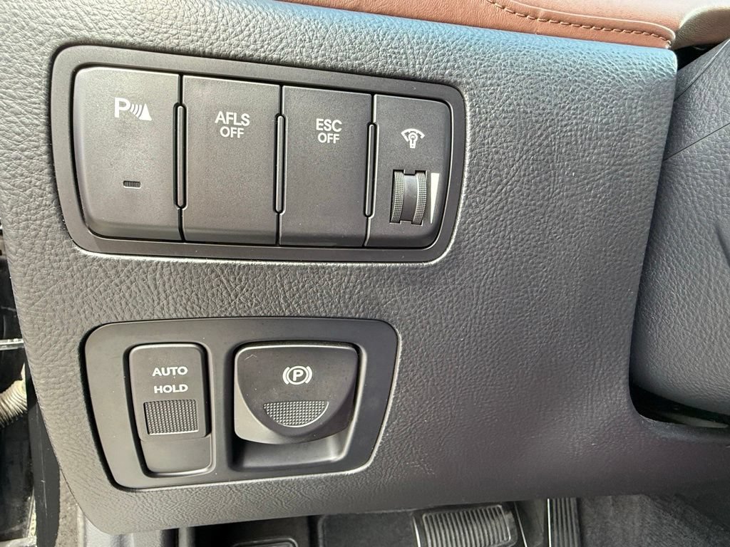 Used 2011 Hyundai Genesis 4.6 RWD image 22