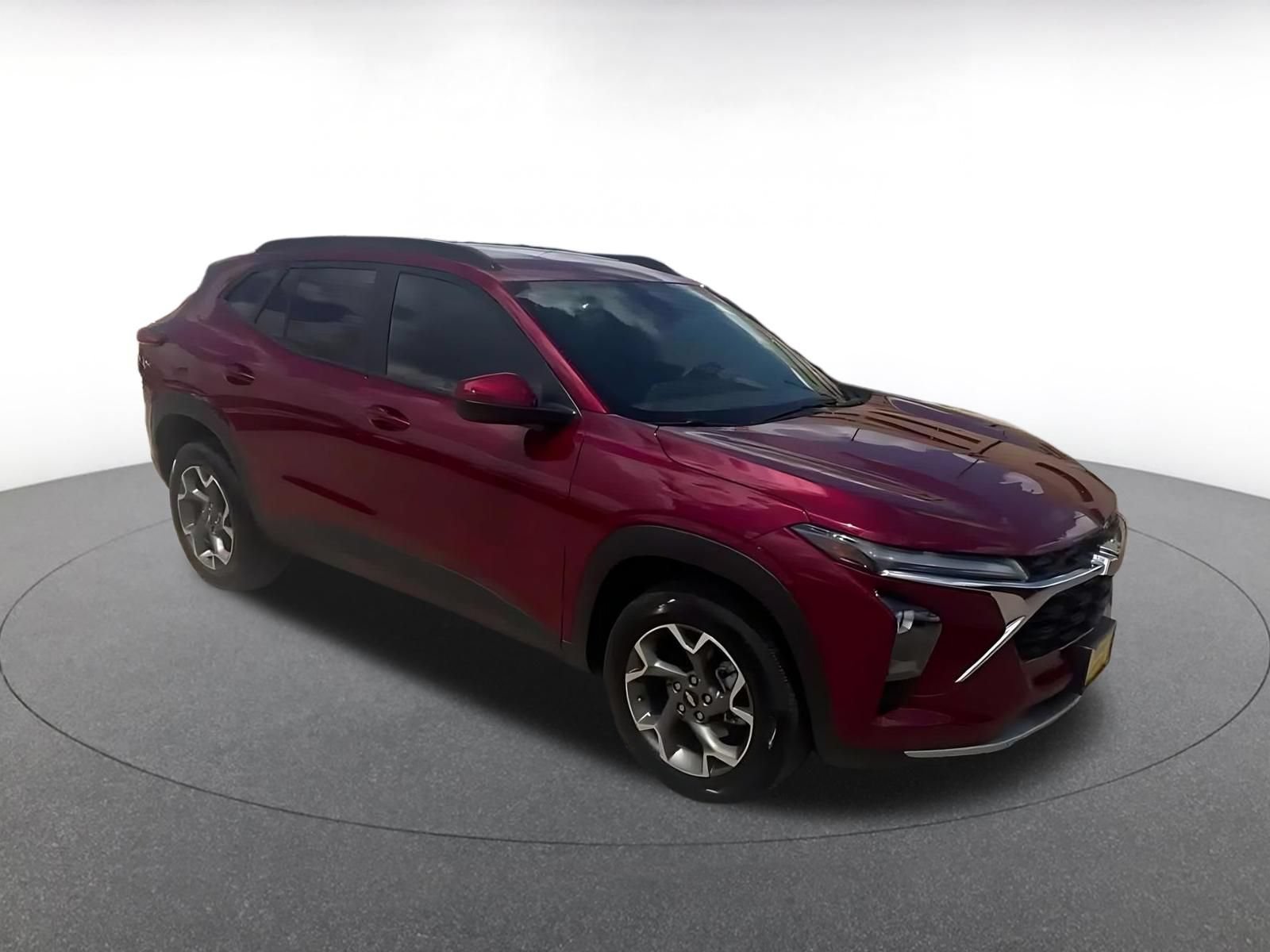 Used 2025 Chevrolet Trax LT FWD image 2