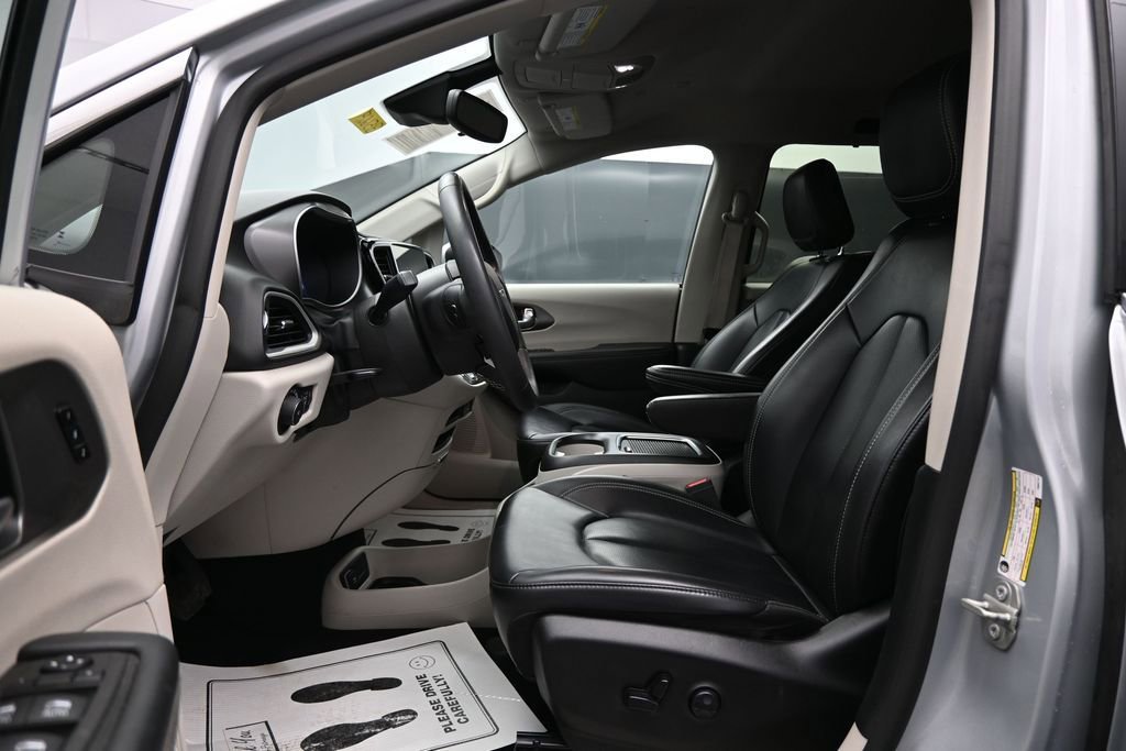 Used 2023 Chrysler Pacifica Touring-L FWD image 9