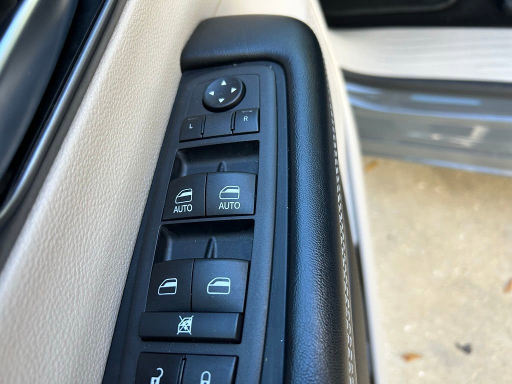 Used 2022 Chrysler Pacifica Touring-L image 19