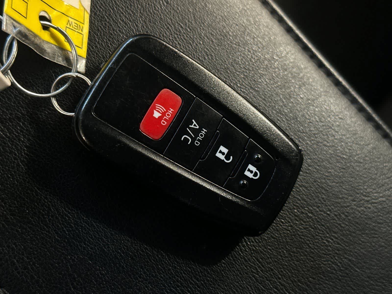 Used 2022 Toyota Prius Prime XLE FWD image 30