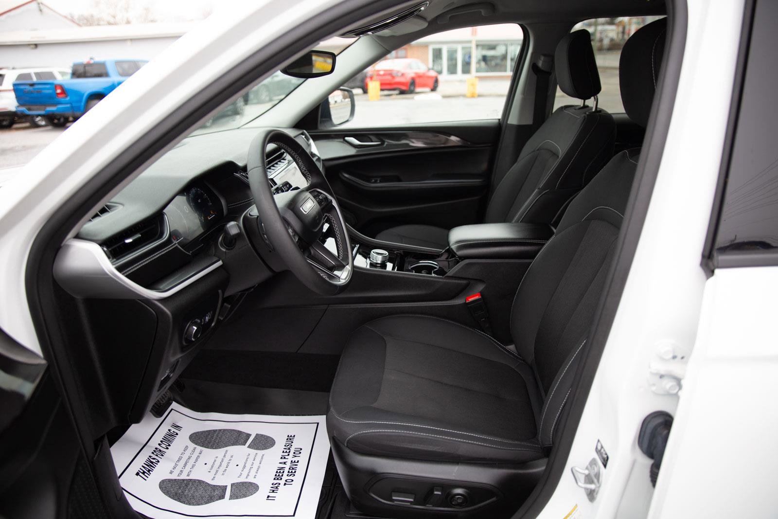 Used 2023 Jeep Grand Cherokee Laredo image 20