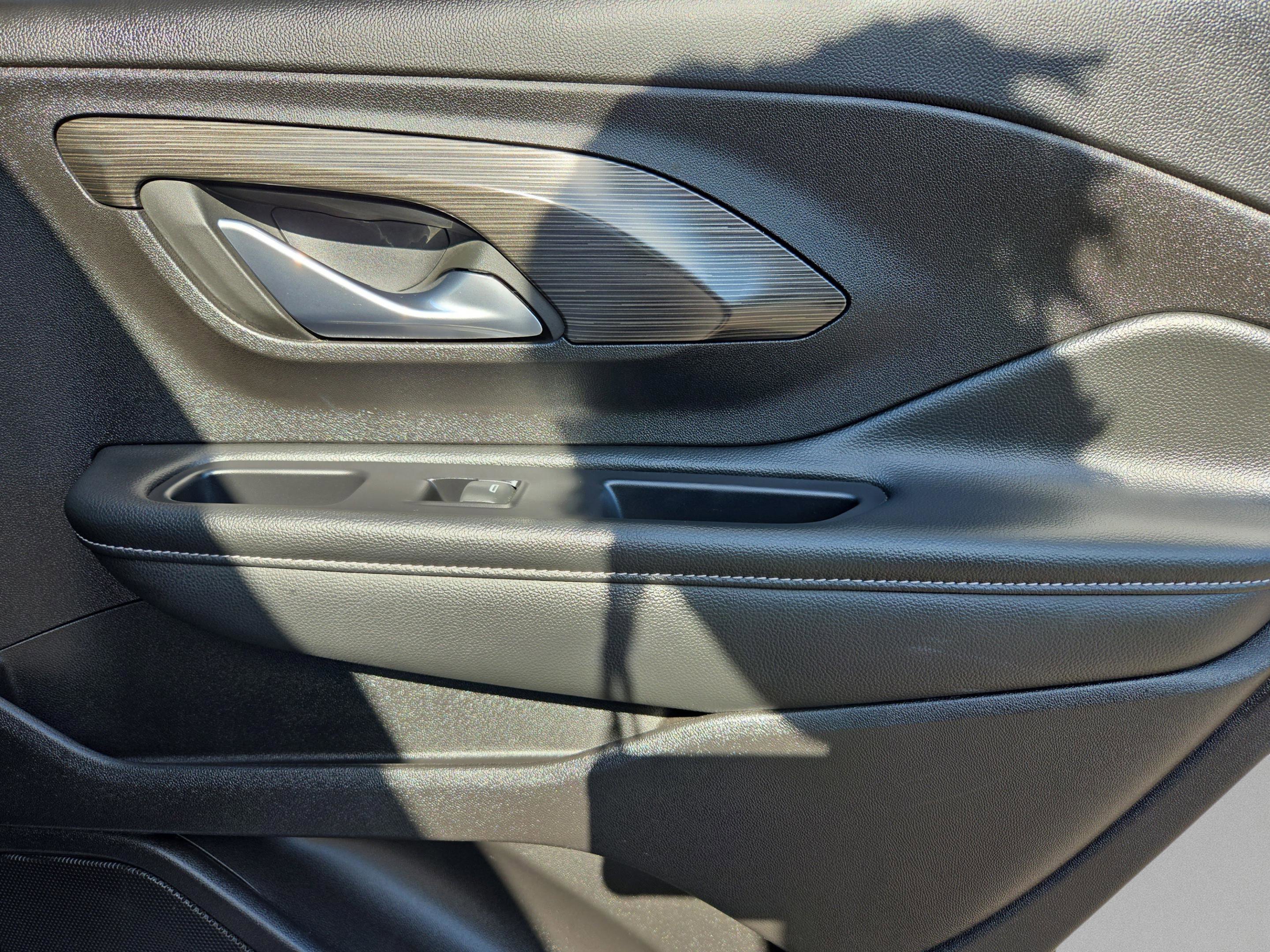 Used 2024 GMC Terrain SLT image 21