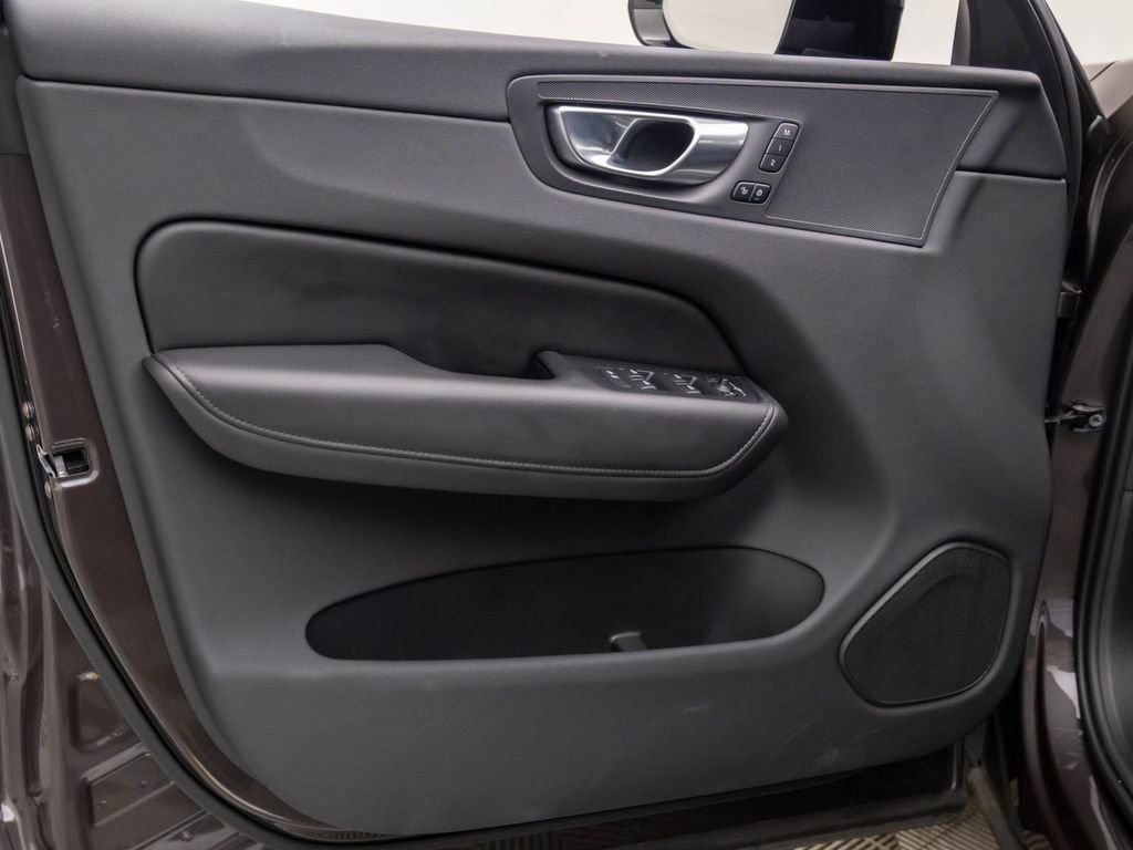 Used 2025 Volvo XC60 B5 Plus image 12