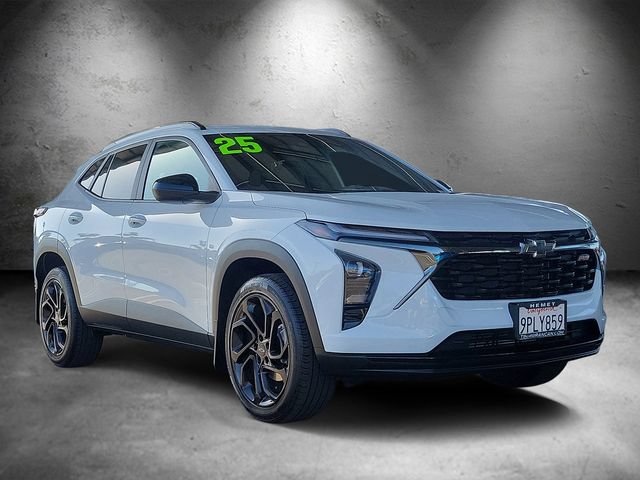 Used 2025 Chevrolet Trax RS FWD image 2