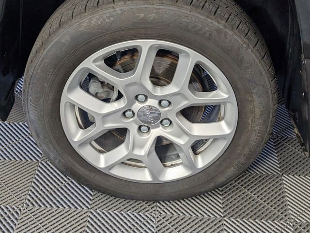 Used 2017 Jeep Renegade Latitude w/ Popular Equipment Group AWD/4WD image 8