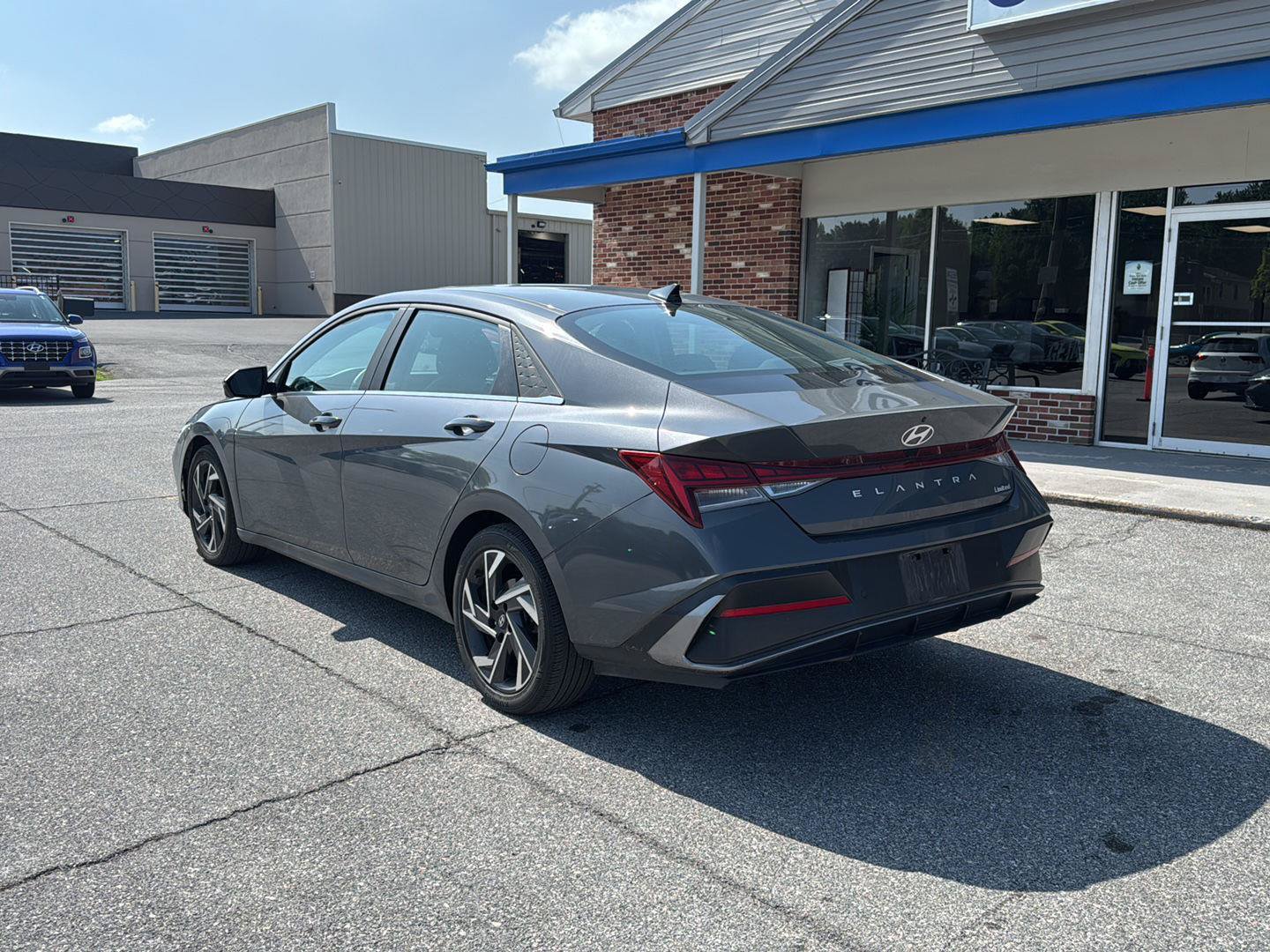 Certified 2024 Hyundai Elantra Limited FWD image 3