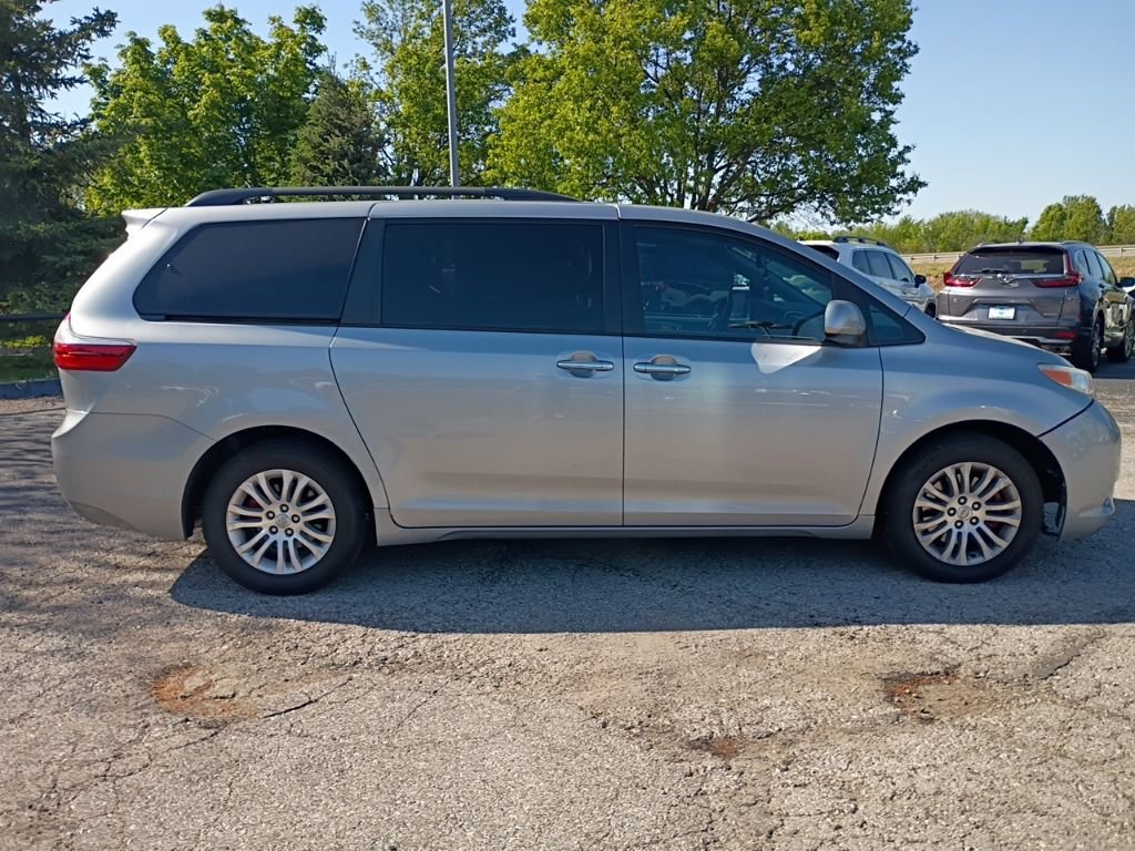 Used 2017 Toyota Sienna XLE w/ XLE Navigation Package FWD image 5