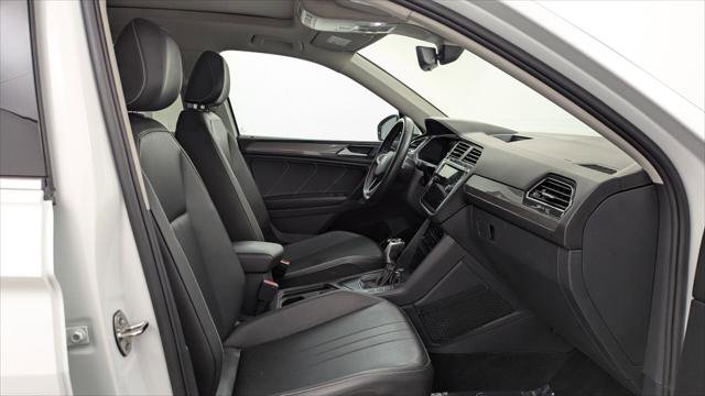 Used 2023 Volkswagen Tiguan SE w/ Panoramic Sunroof Package FWD image 21
