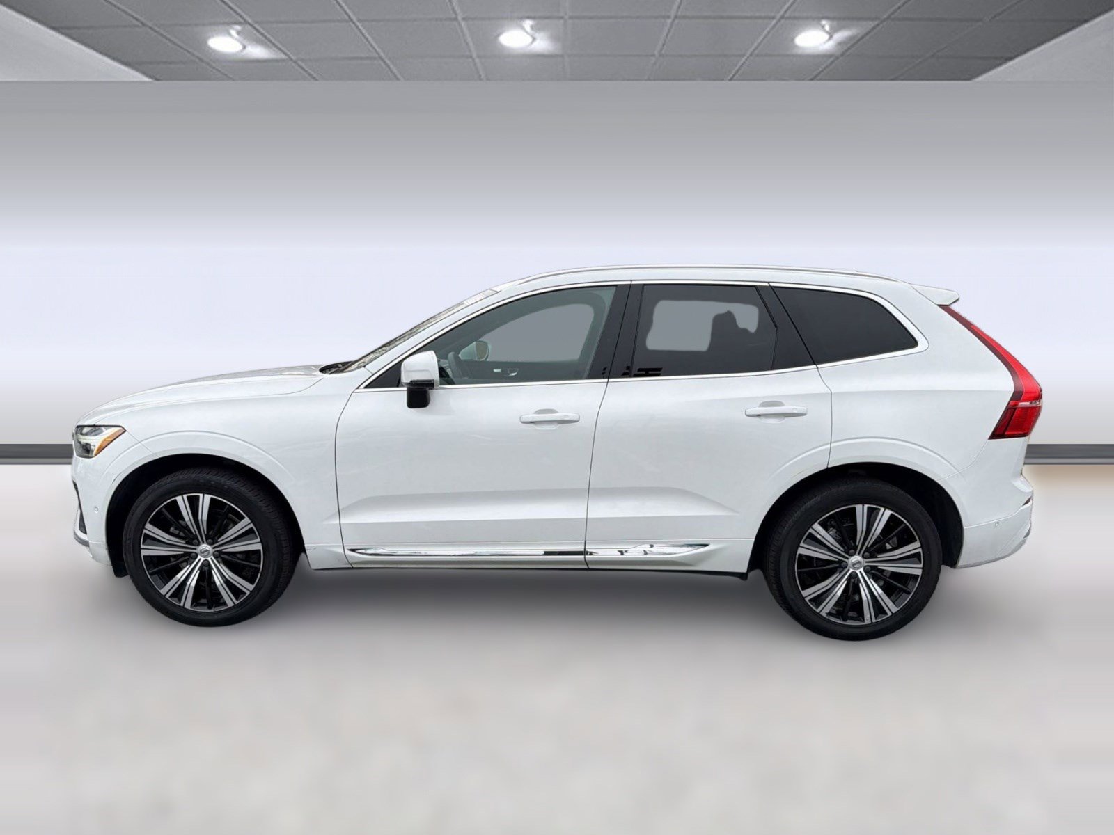 Used 2023 Volvo XC60 B5 Plus w/ Protection Package Premier image 2