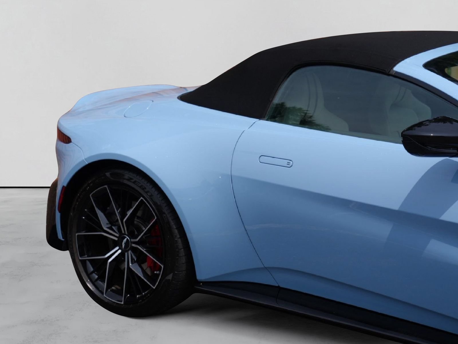 Used 2023 Aston Martin V8 Vantage Roadster RWD image 4