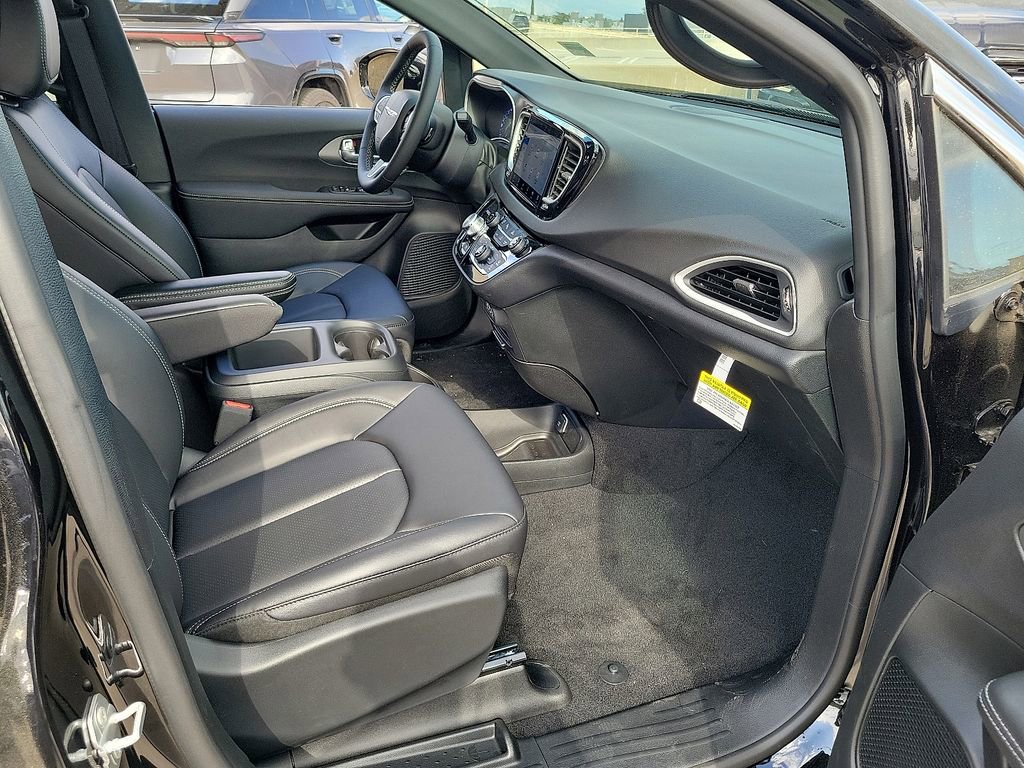 New 2025 Chrysler Voyager LX image 8