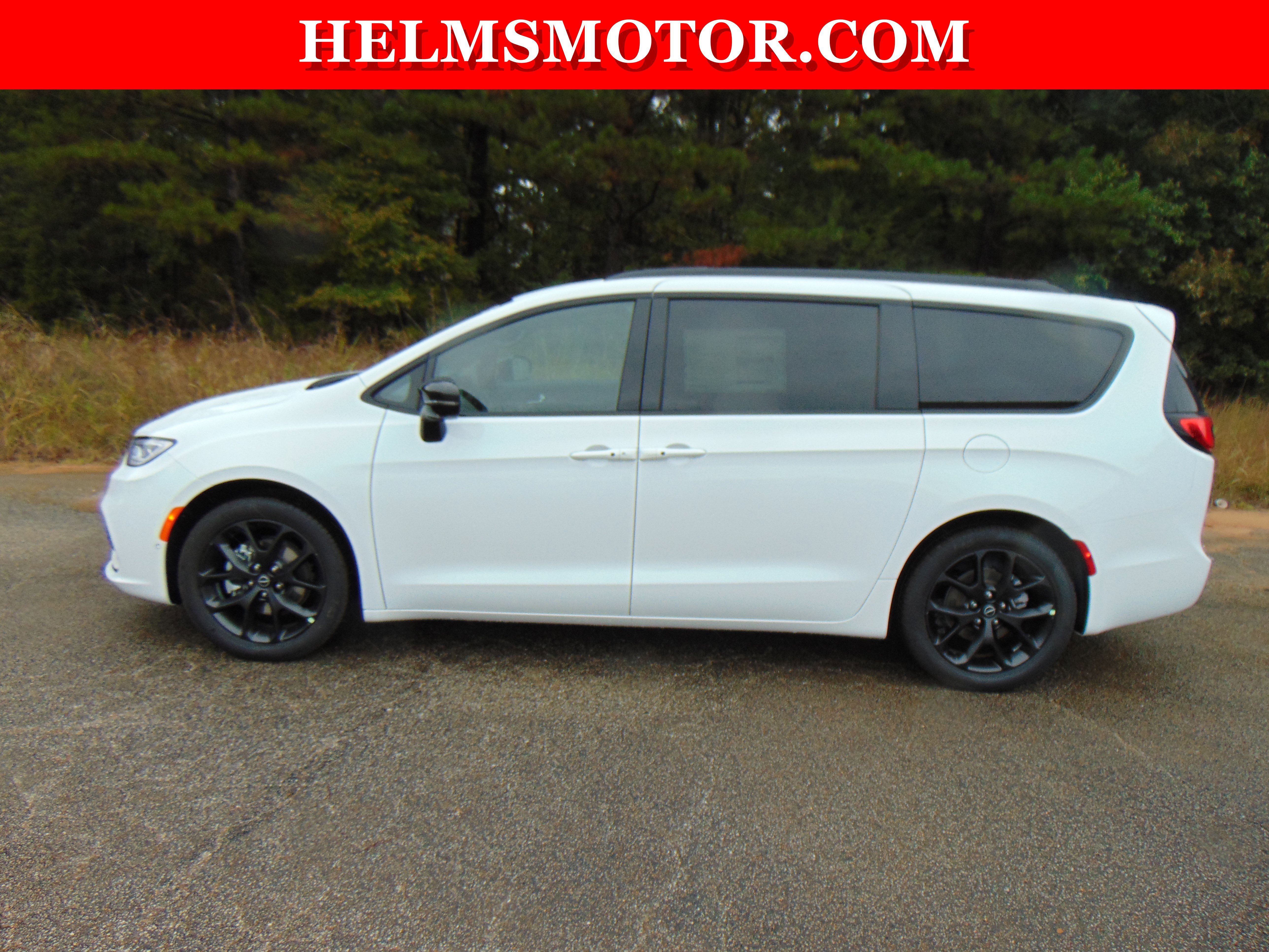 New 2026 Chrysler Pacifica Select w/ S Appearance Package image 2